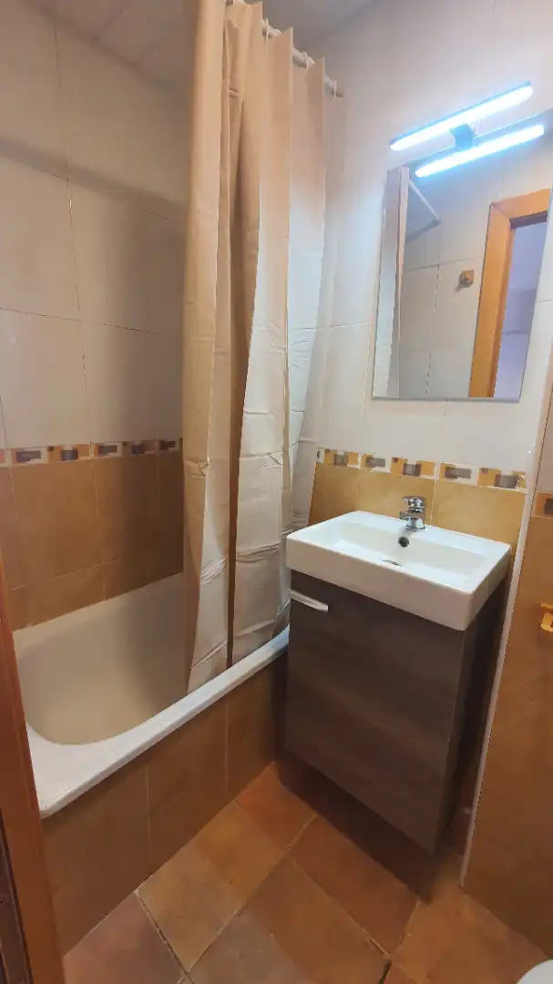 Baño de Ático en venta en L'Hospitalet de Llobregat con Aire acondicionado, Calefacción y Terraza