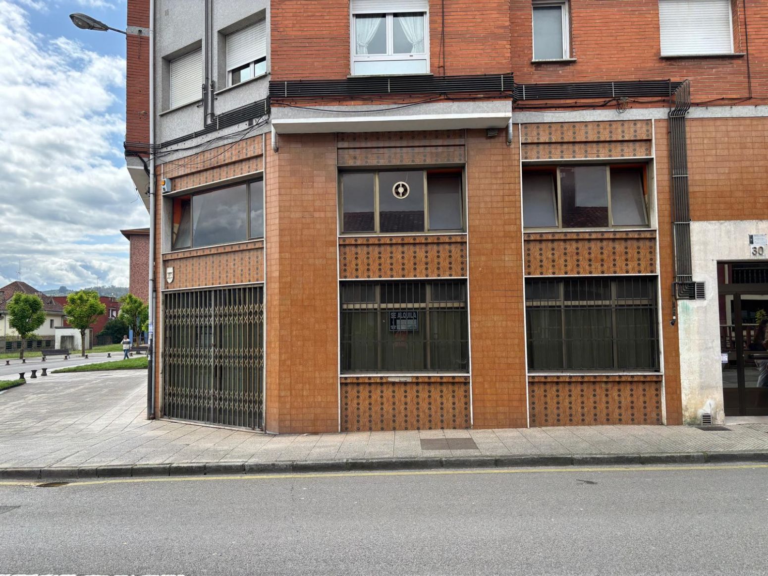 Vista exterior de Local en venda en Oviedo  amb Terrassa