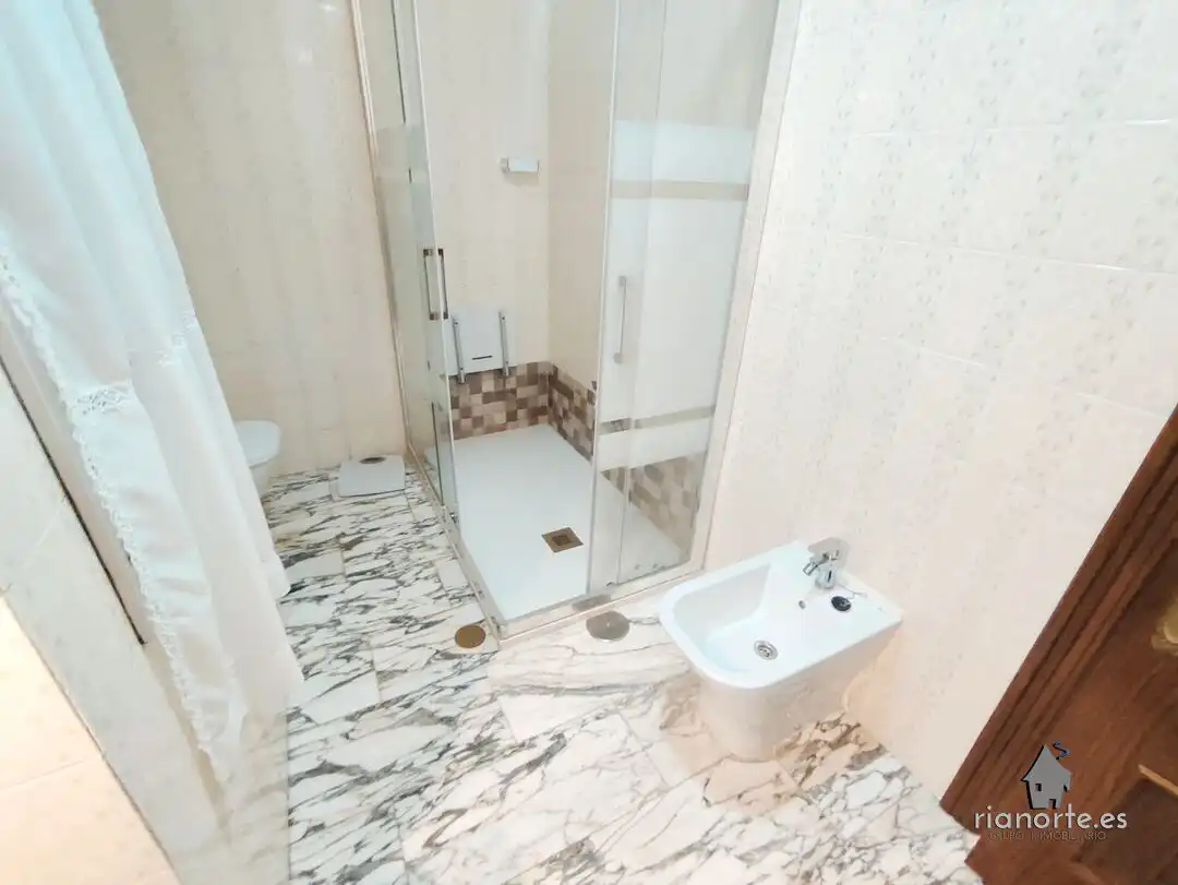 Bany de Pis en venda en San Martín del Rey Aurelio amb Calefacció i Moblat