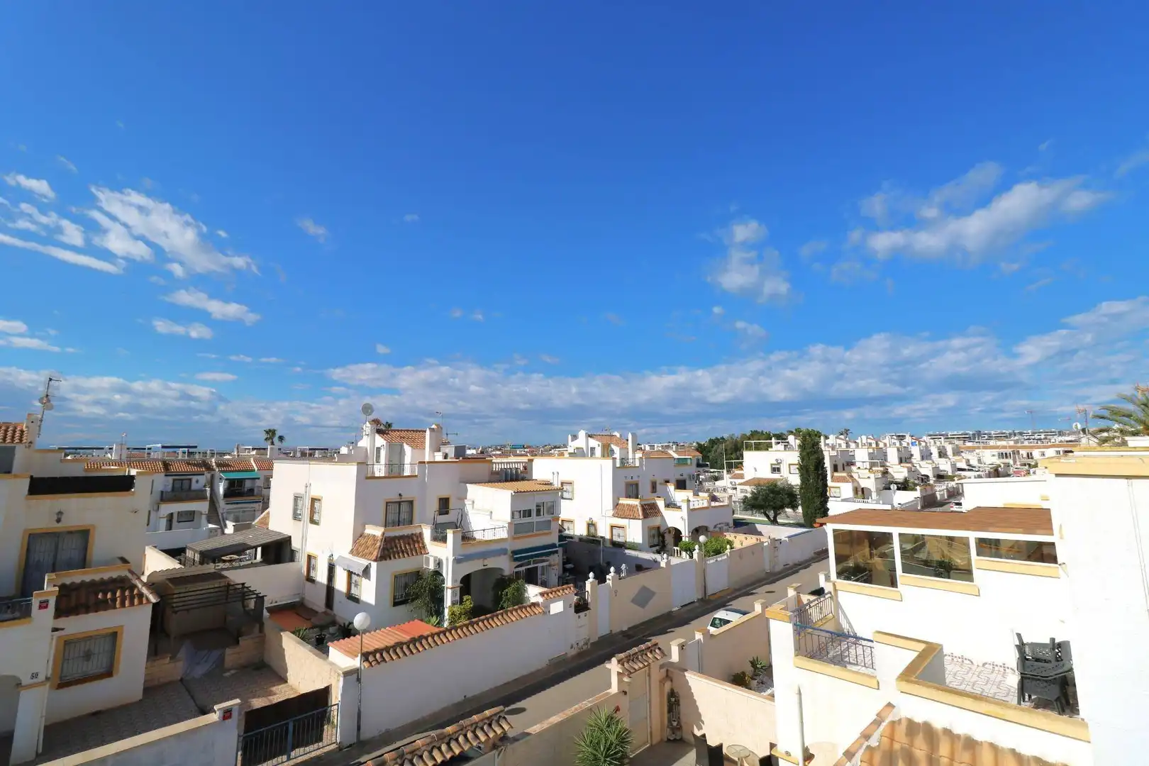 Vista exterior de Piso en venta en Torrevieja con Jardín privado, Amueblado y Piscina comunitaria