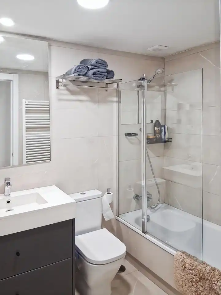 Badezimmer von Wohnung zum Verkauf in Madrid mit Klimaanlage, Heizung und Terrasse