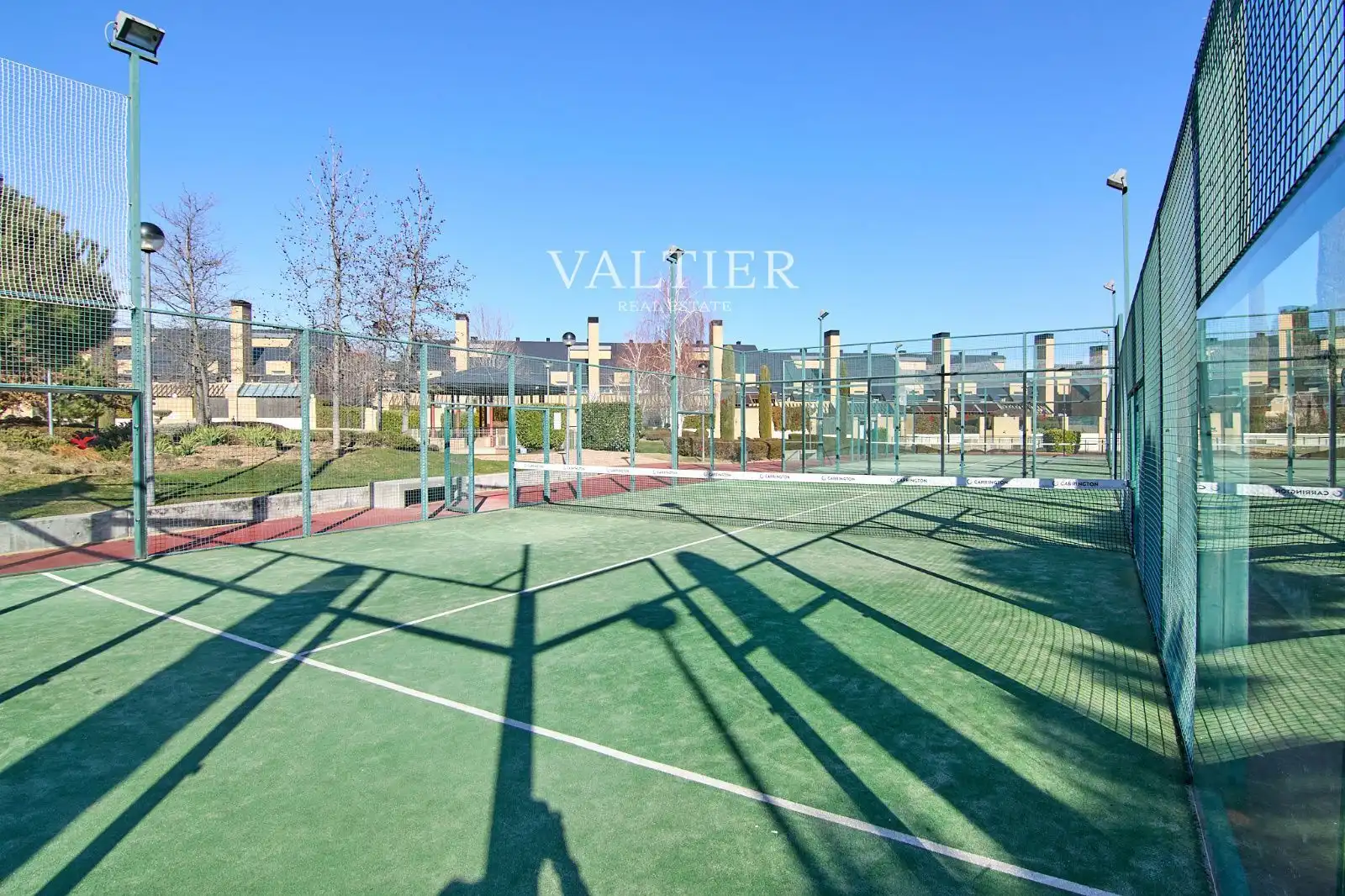 Vista exterior de Casa adosada en venda en Pozuelo de Alarcón amb Aire condicionat, Traster i Piscina