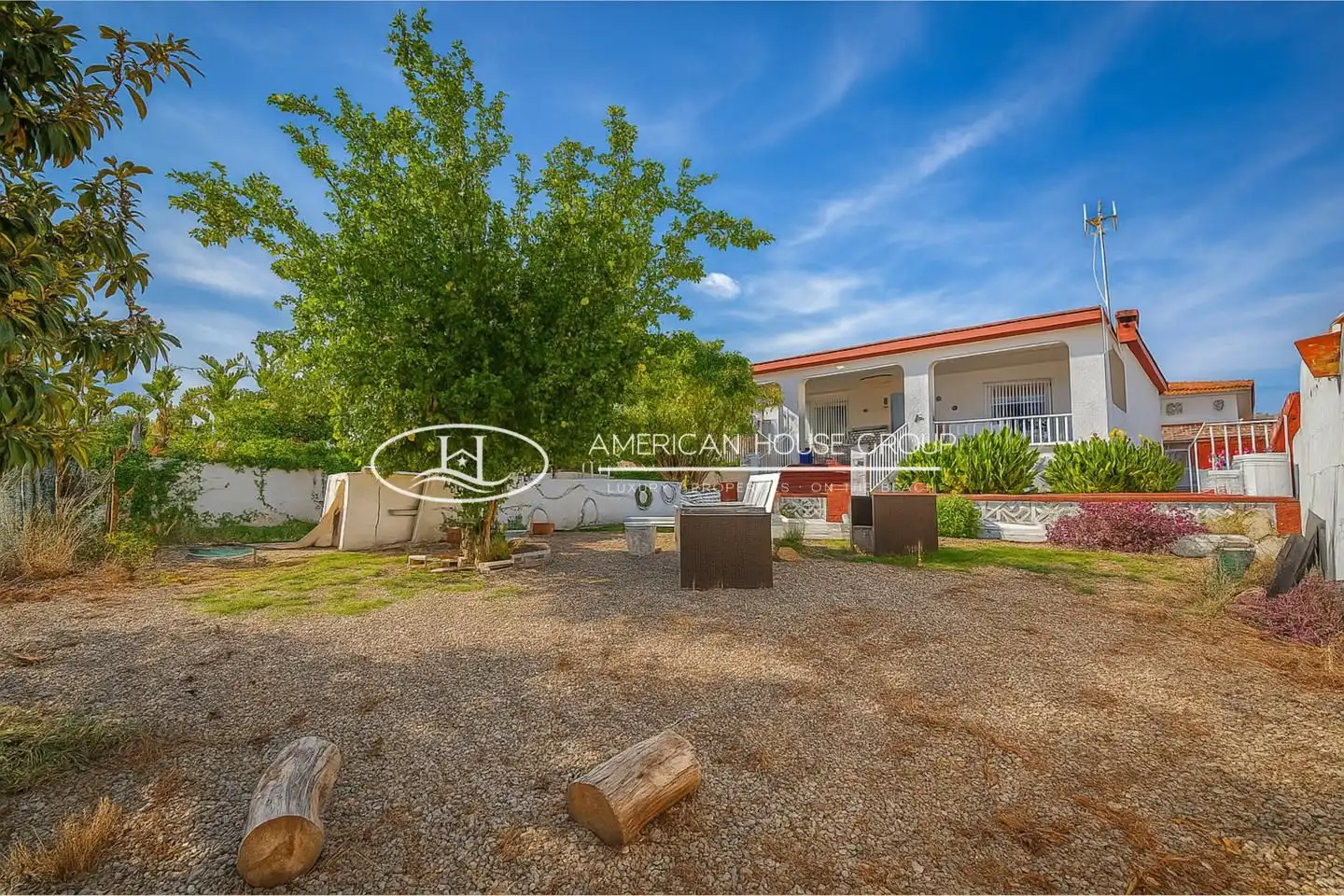 Vista exterior de Casa o xalet en venda en Chiclana de la Frontera amb Aire condicionat, Jardí privat i Terrassa