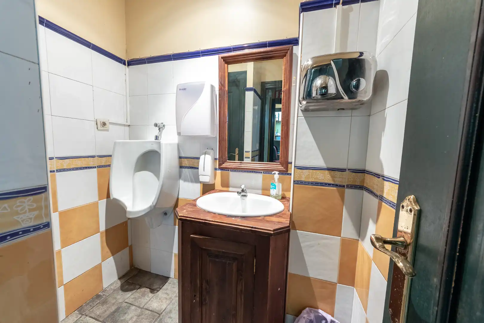 Baño de Local en venta en Bilbao  con Aire acondicionado, Calefacción y Amueblado