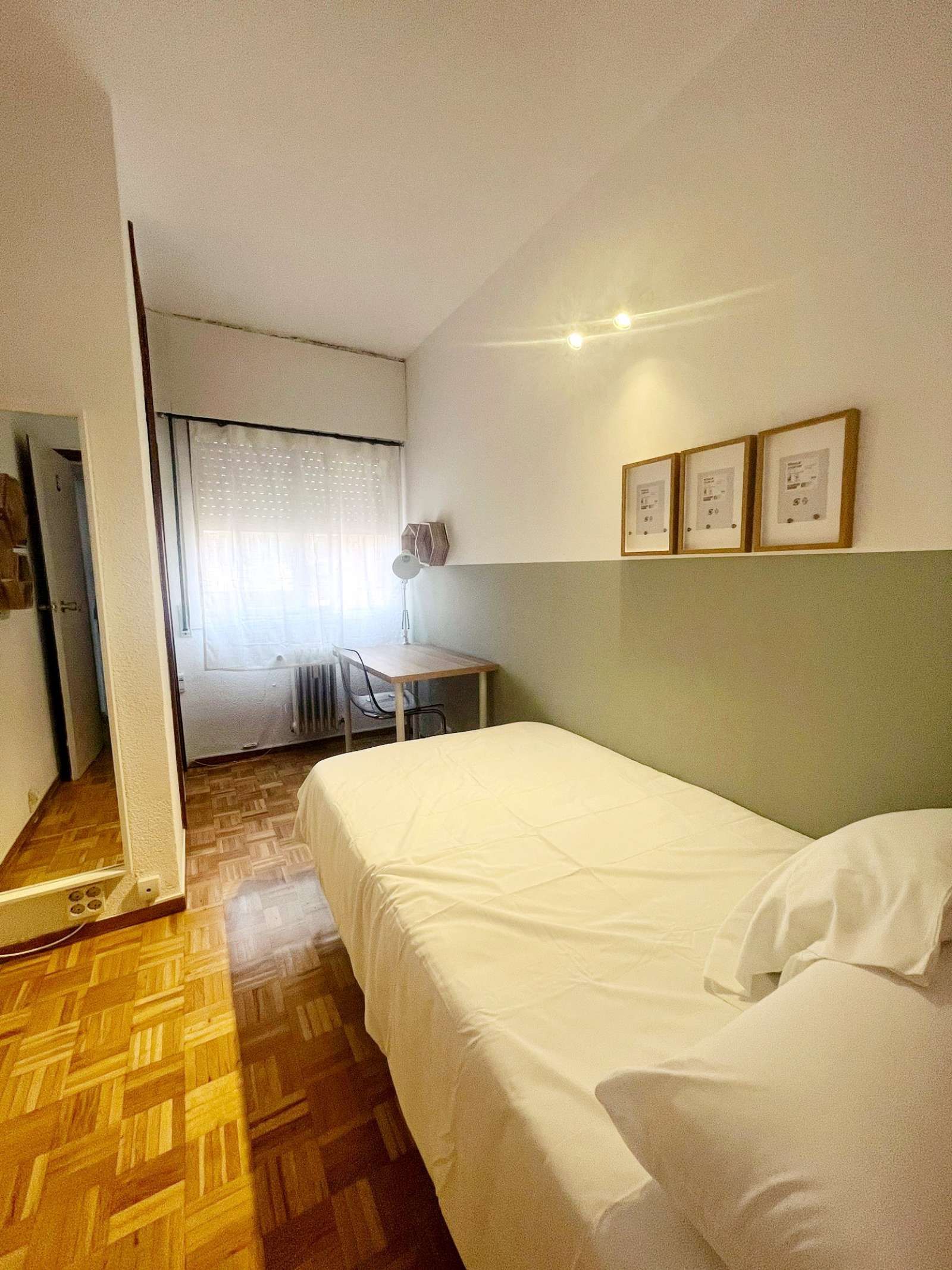 Bedroom of Flat to share in  Madrid Capital  with Air Conditioner and Terrace
