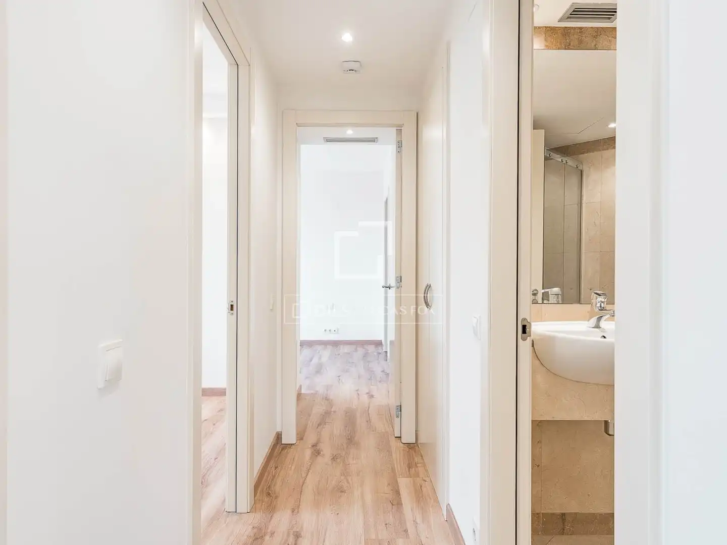 Wohnung zum Verkauf in Barcelona mit Klimaanlage, Heizung und Abstellraum
