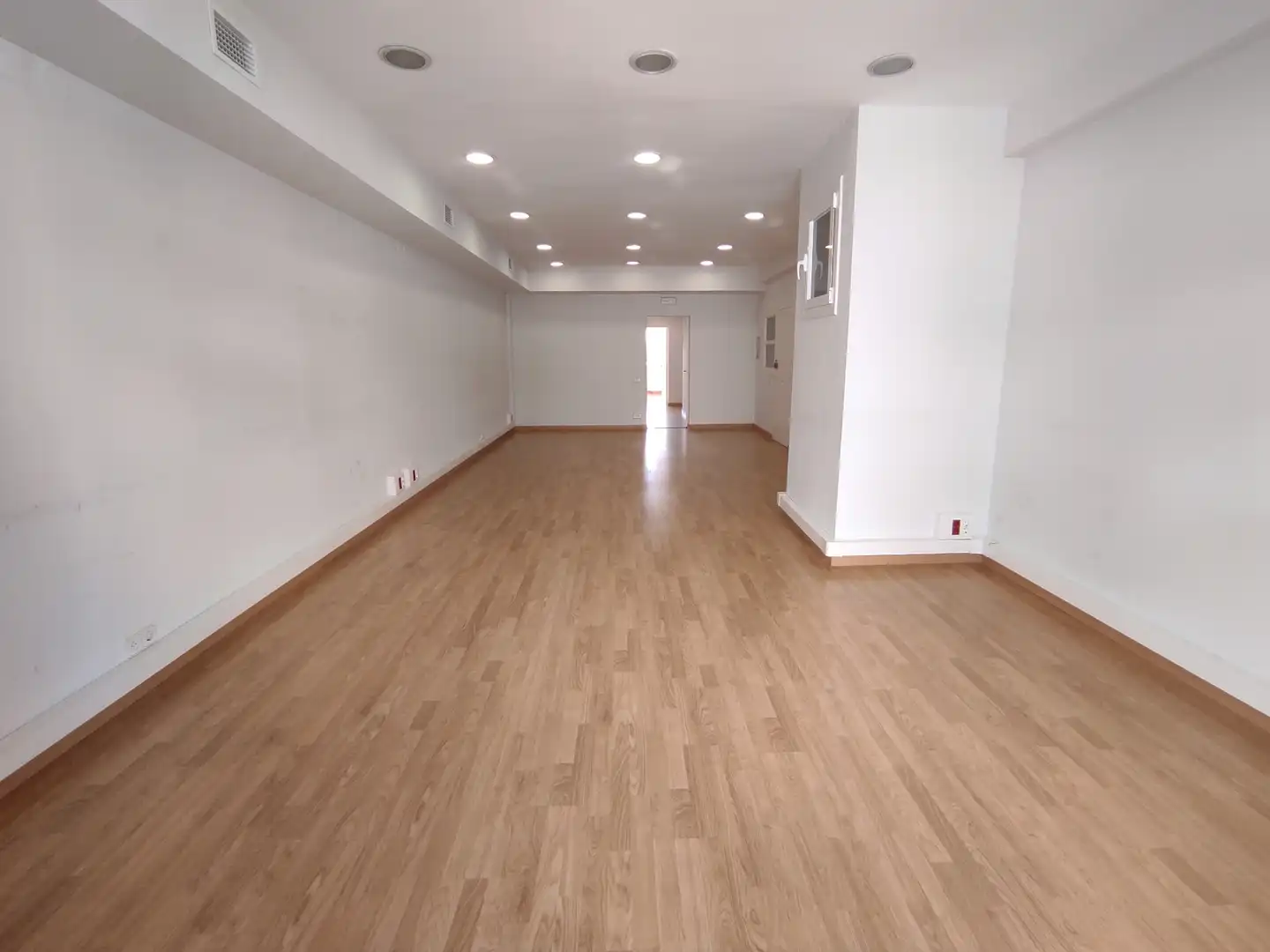 Büro zur Miete in Barcelona mit Klimaanlage, Heizung und Balkon