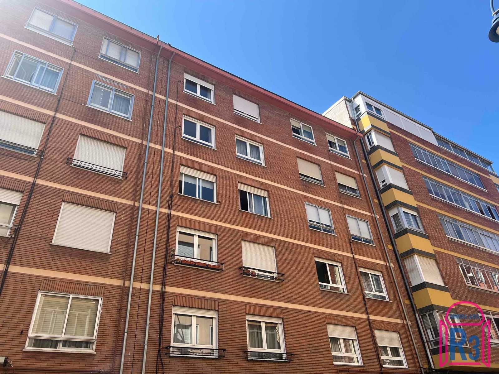 Vista exterior de Pis en venda en León Capital  amb Calefacció, Traster i Moblat