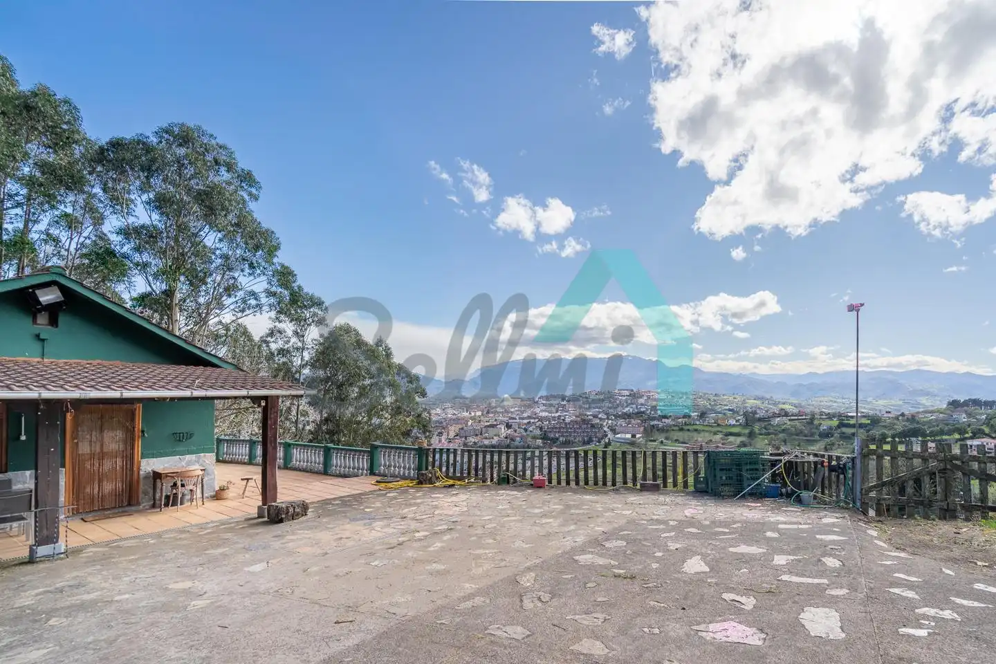 Vista exterior de Casa o xalet en venda en Oviedo  amb Jardí privat, Terrassa i Traster