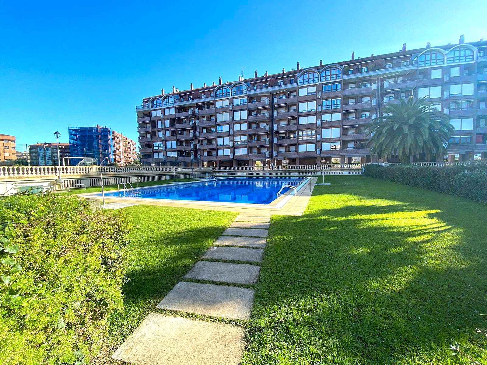 Piscina de Pis en venda en Castro-Urdiales amb Calefacció, Terrassa i Balcó