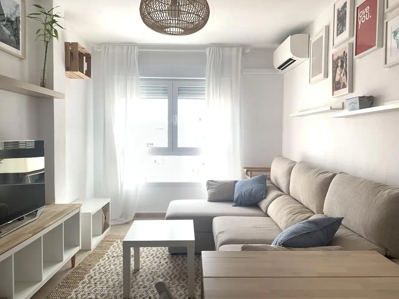 Living room of Flat for rent in Madrid  with Air Conditioner, Heating and Furnished