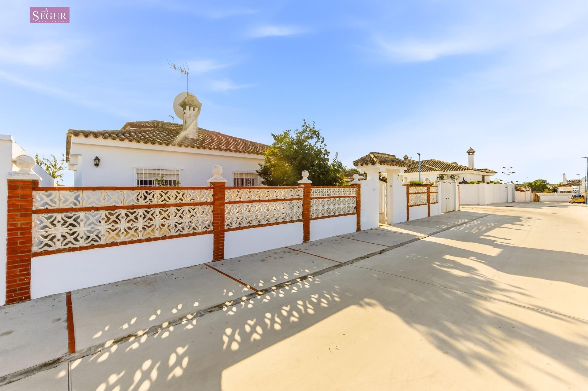 Exterior view of House or chalet for sale in Chiclana de la Frontera  with Private garden, Terrace and Storage room