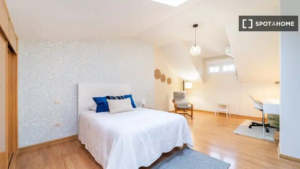 Bedroom of Flat for share in Sevilla la Nueva  with Air Conditioner, Heating and Furnished