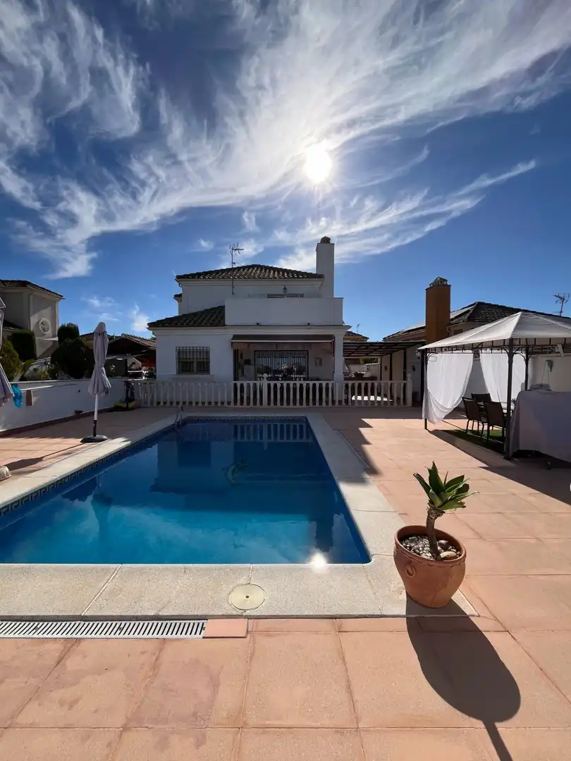 Villa mit Pool zum Verkauf in Calle MIGUEL DE MOLINA