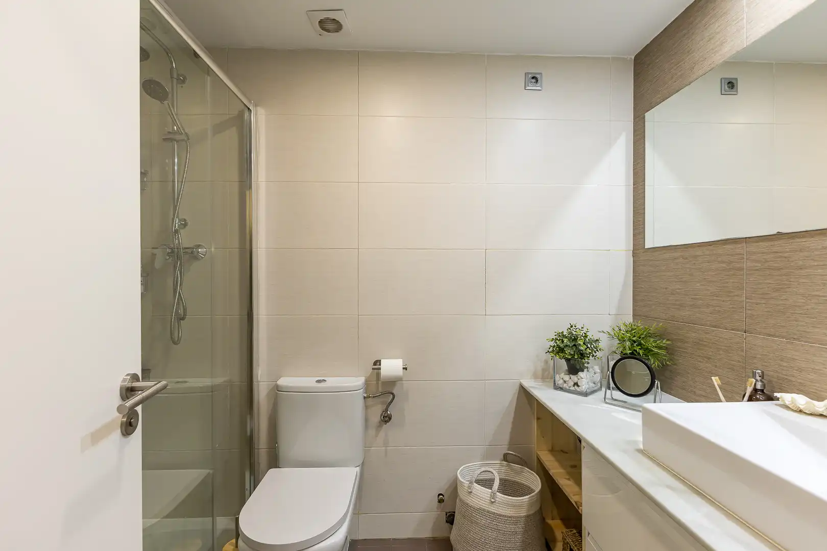 Badezimmer von Wohnungen zum Verkauf in Sitges mit Klimaanlage, Heizung und Privatgarten
