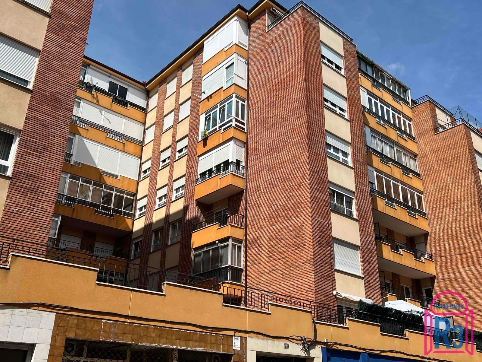 Vista exterior de Pis en venda en León Capital  amb Calefacció i Terrassa