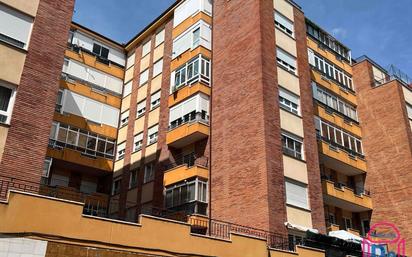 Vista exterior de Pis en venda en León Capital  amb Calefacció i Terrassa