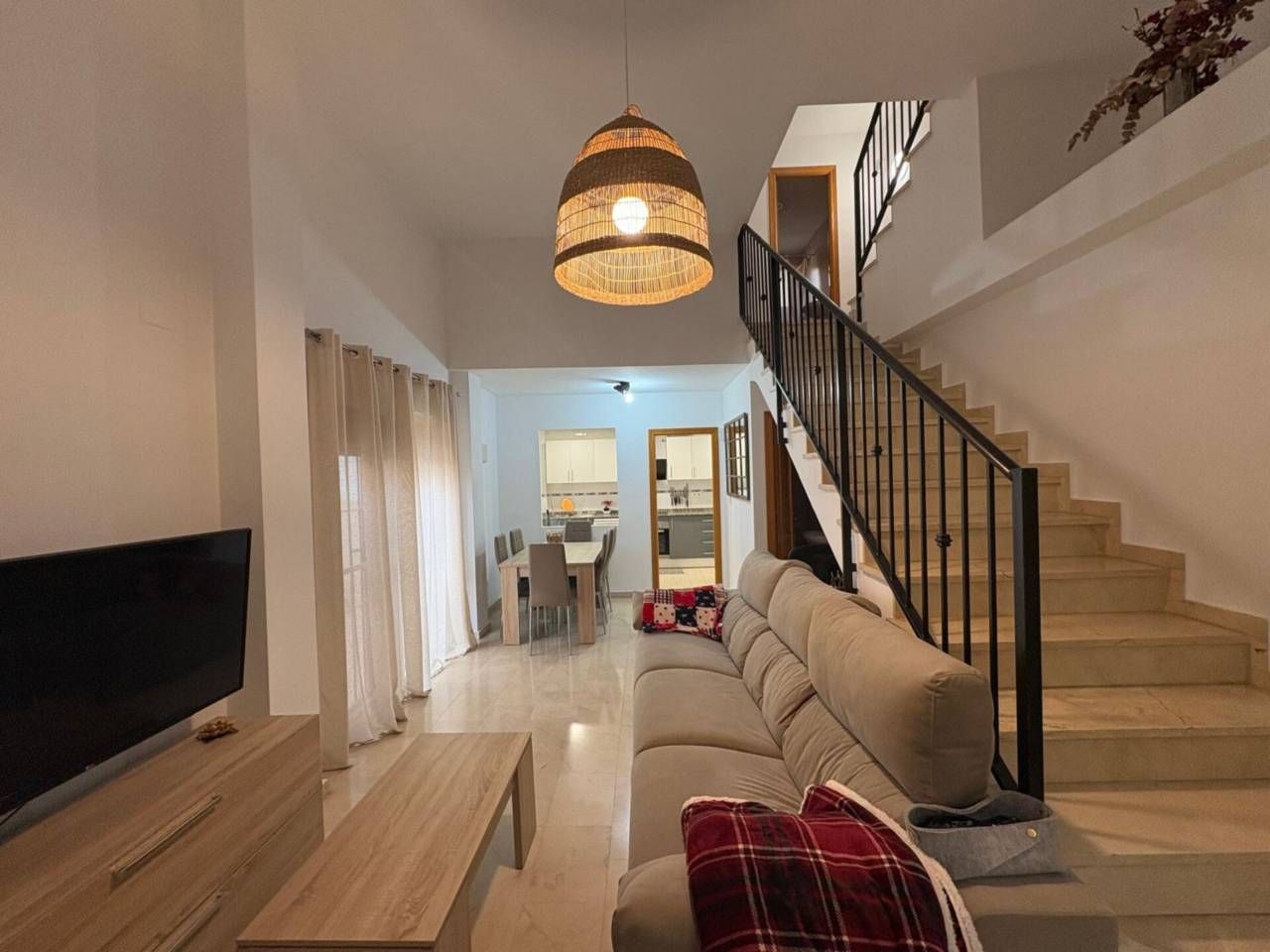 Sala d'estar de Casa adosada en venda en El Campello amb Jardí privat, Terrassa i Piscina comunitària