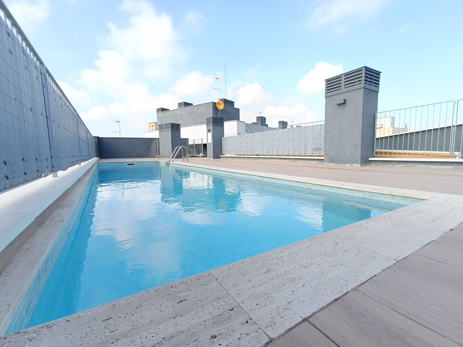 Piscina de Pis en venda en Badalona amb Aire condicionat, Calefacció i Terrassa