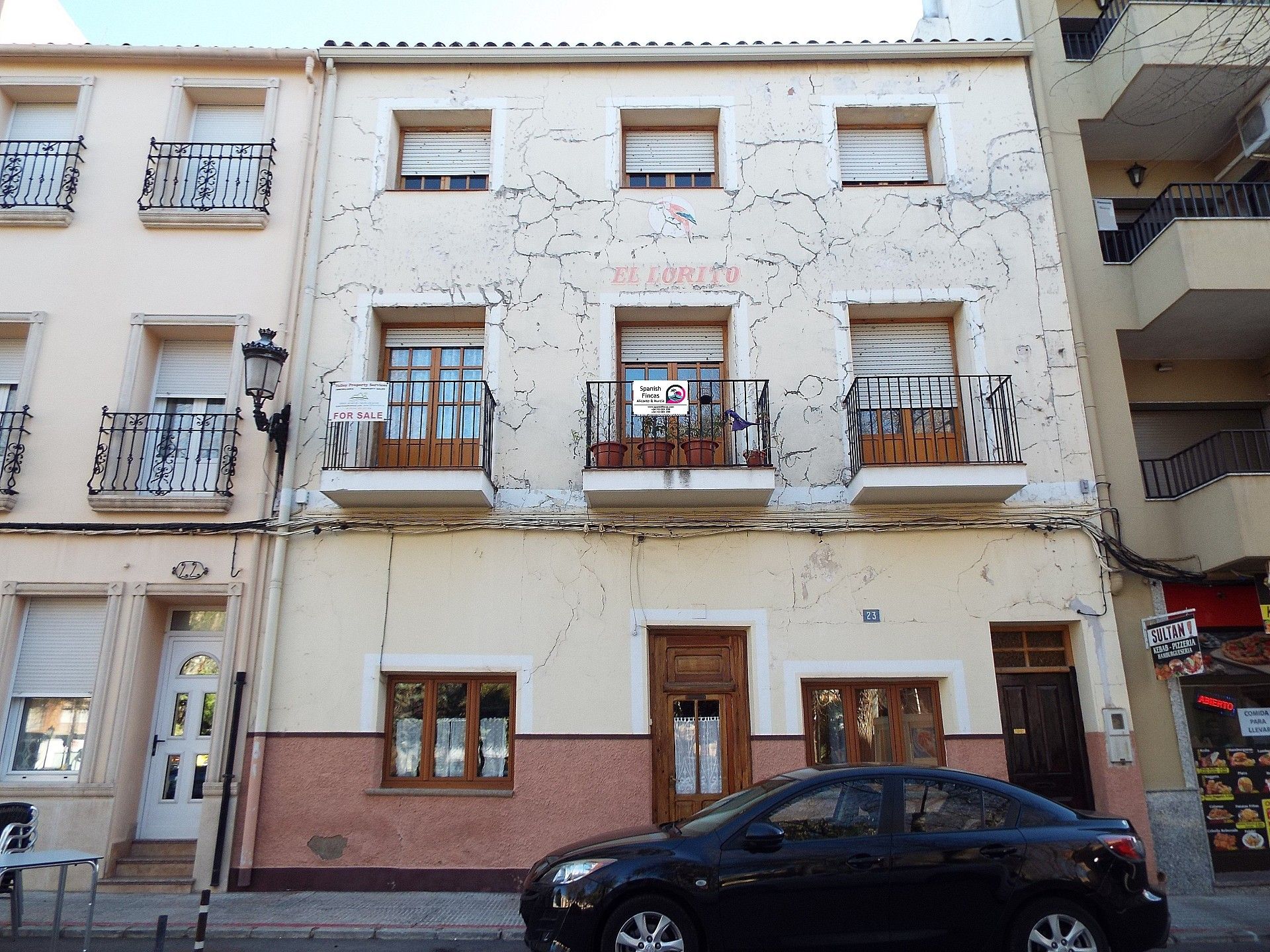 Vista exterior de Casa adosada en venda en Ayora amb Terrassa