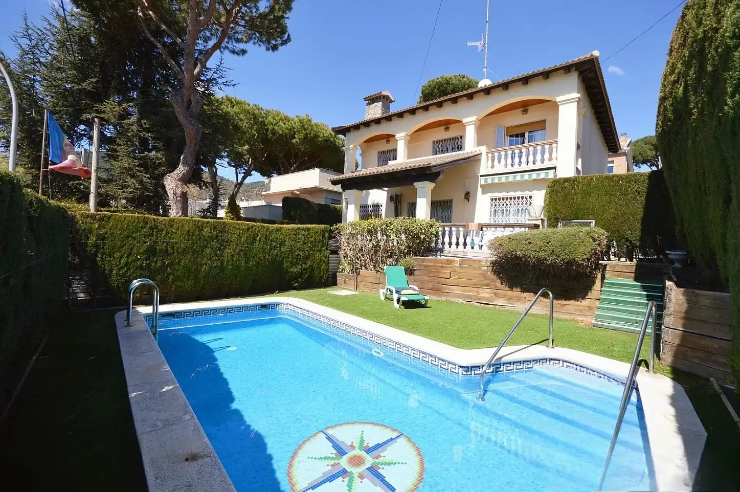 Vista exterior de Casa o xalet de lloguer en Premià de Dalt amb Aire condicionat, Calefacció i Jardí privat