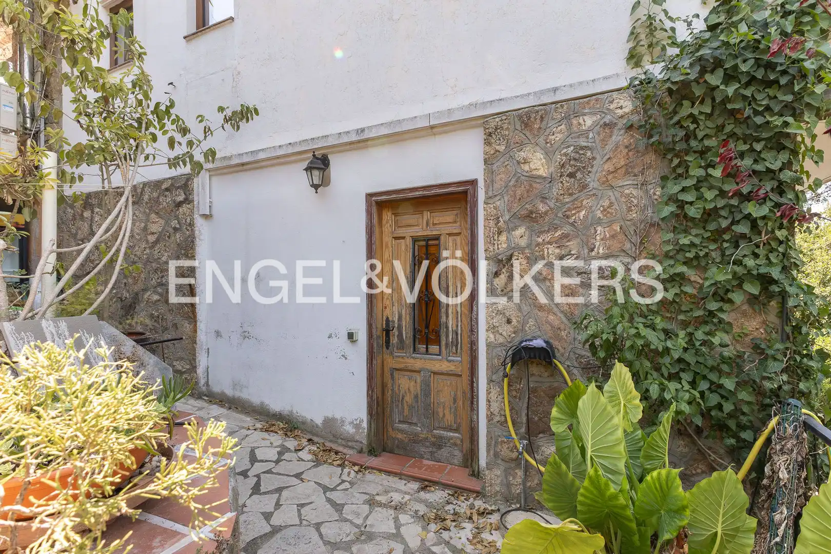 Vista exterior de Casa o xalet en venda en Molins de Rei amb Aire condicionat, Calefacció i Jardí privat