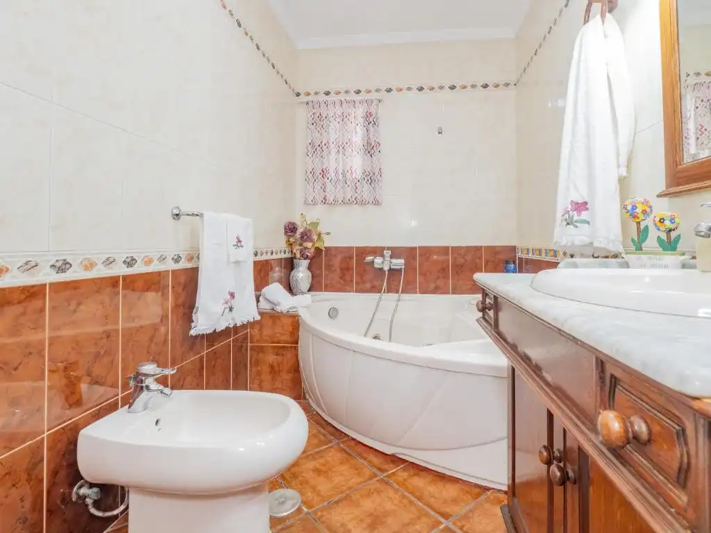 Bany de Casa o xalet en venda en Málaga amb Jardí privat, Terrassa i Piscina