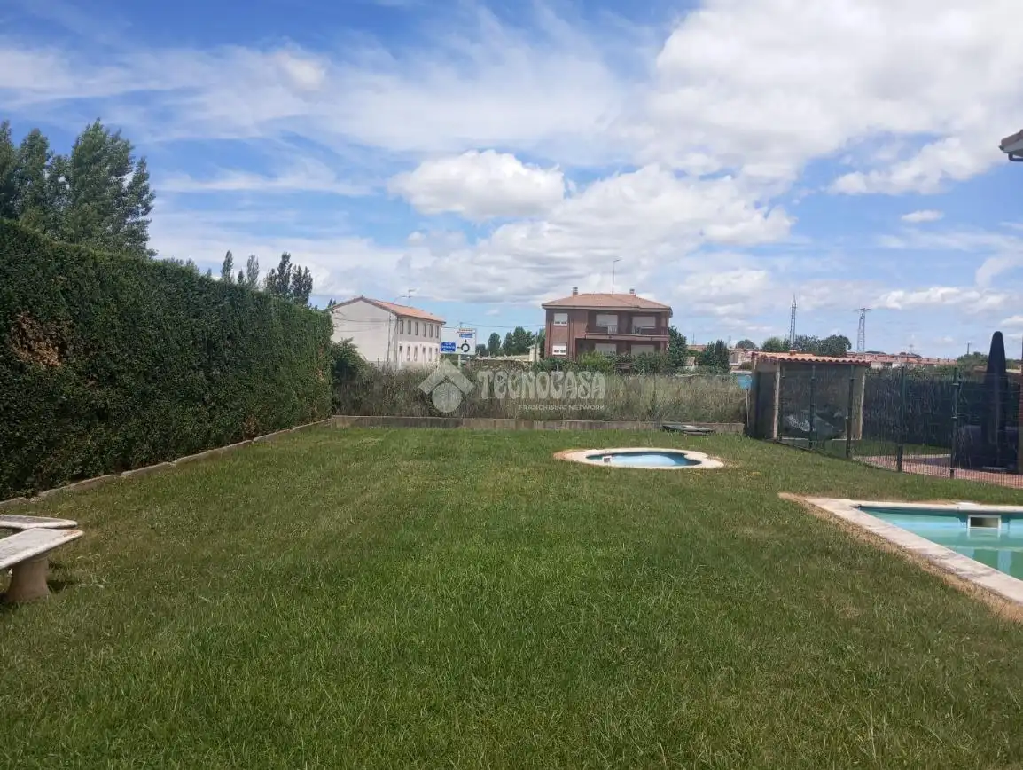 Casa adosada en venta en Valdefresno con Calefacción, Parquet y Piscina comunitaria