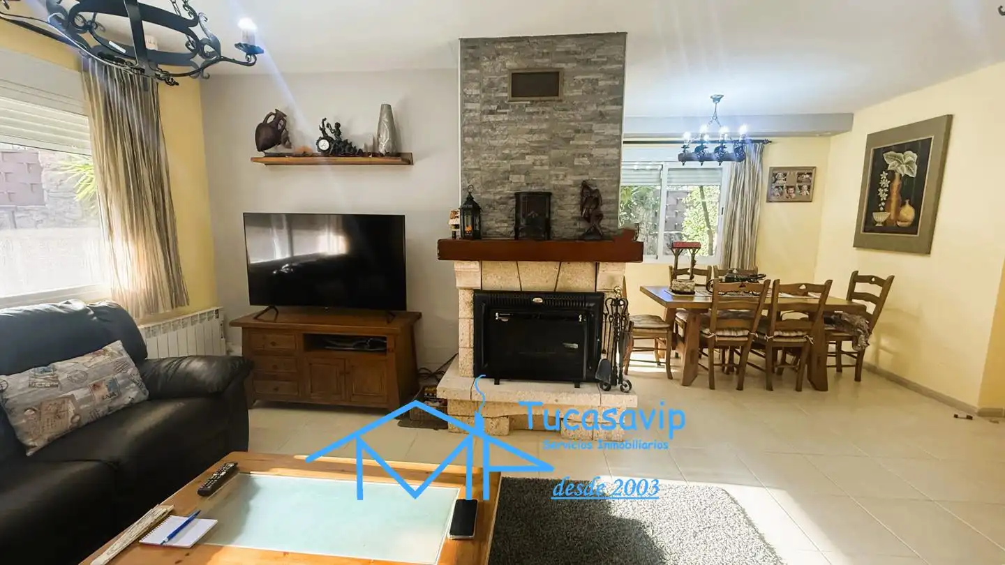 Sala d'estar de Casa o xalet en venda en Cebreros amb Calefacció, Jardí privat i Terrassa
