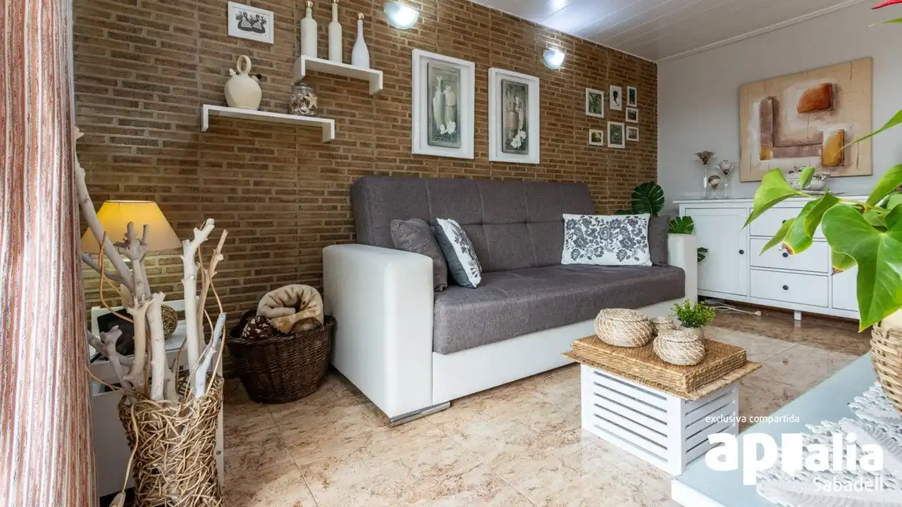 Sala d'estar de Casa o xalet en venda en Terrassa amb Aire condicionat, Calefacció i Jardí privat