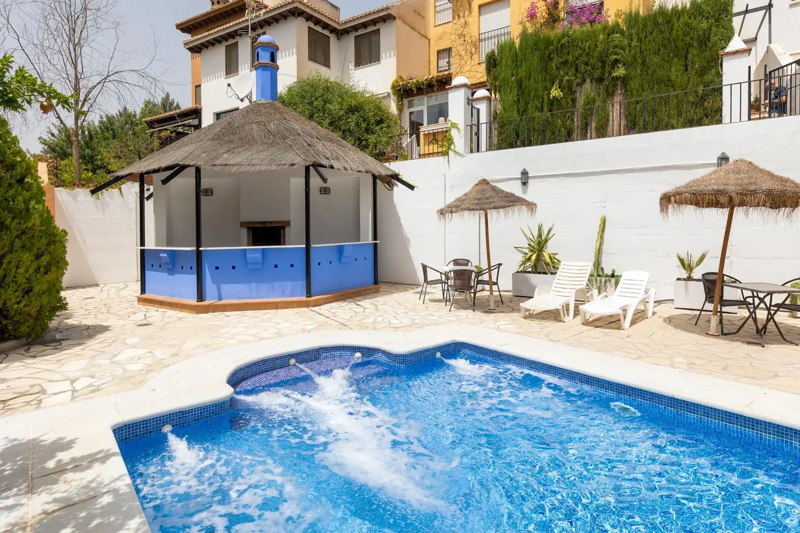 Schwimmbecken von Einfamilien-Reihenhaus zum Verkauf in Granada mit Klimaanlage, Heizung und Privatgarten