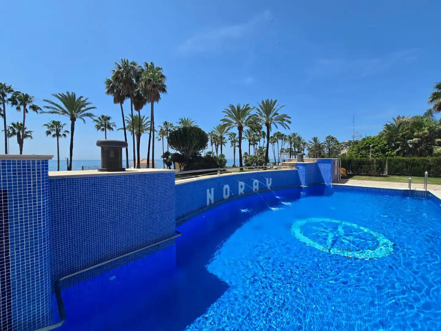 Piscina de Pis en venda en Marbella amb Aire condicionat, Terrassa i Moblat