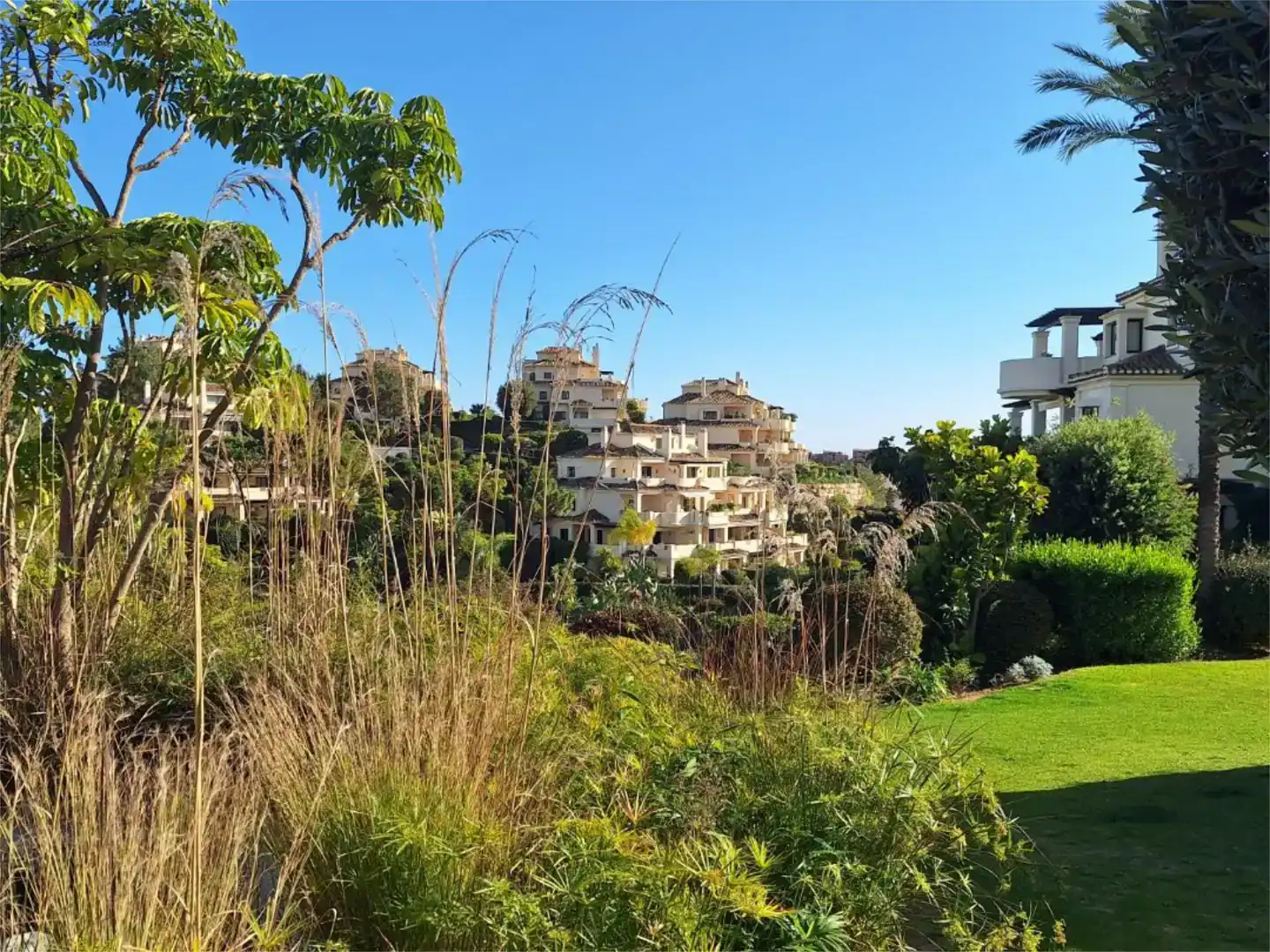 Vista exterior de Pis en venda en Benahavís amb Aire condicionat, Piscina i Balcó