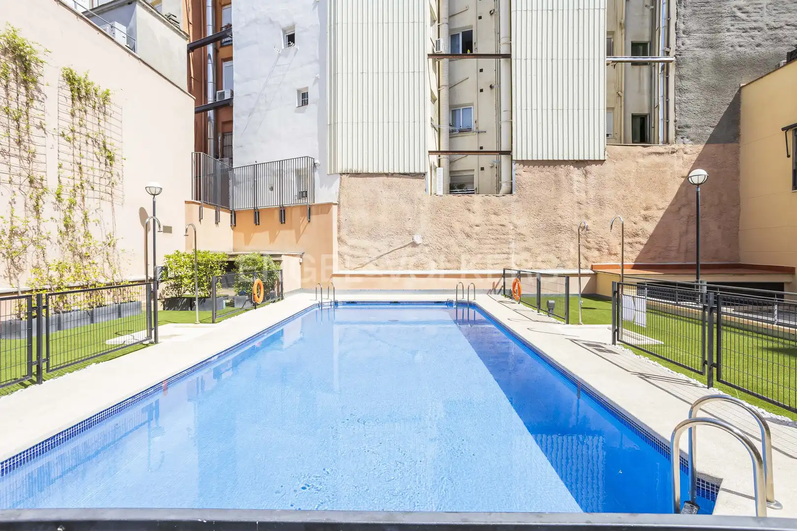Piscina de Pis en venda en Madrid amb Aire condicionat, Calefacció i Jardí privat