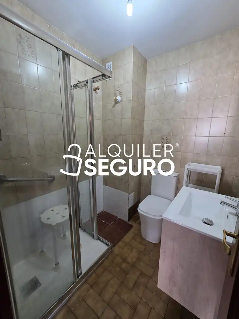 Baño de Piso de alquiler en Burgos con Calefacción, Terraza y Amueblado