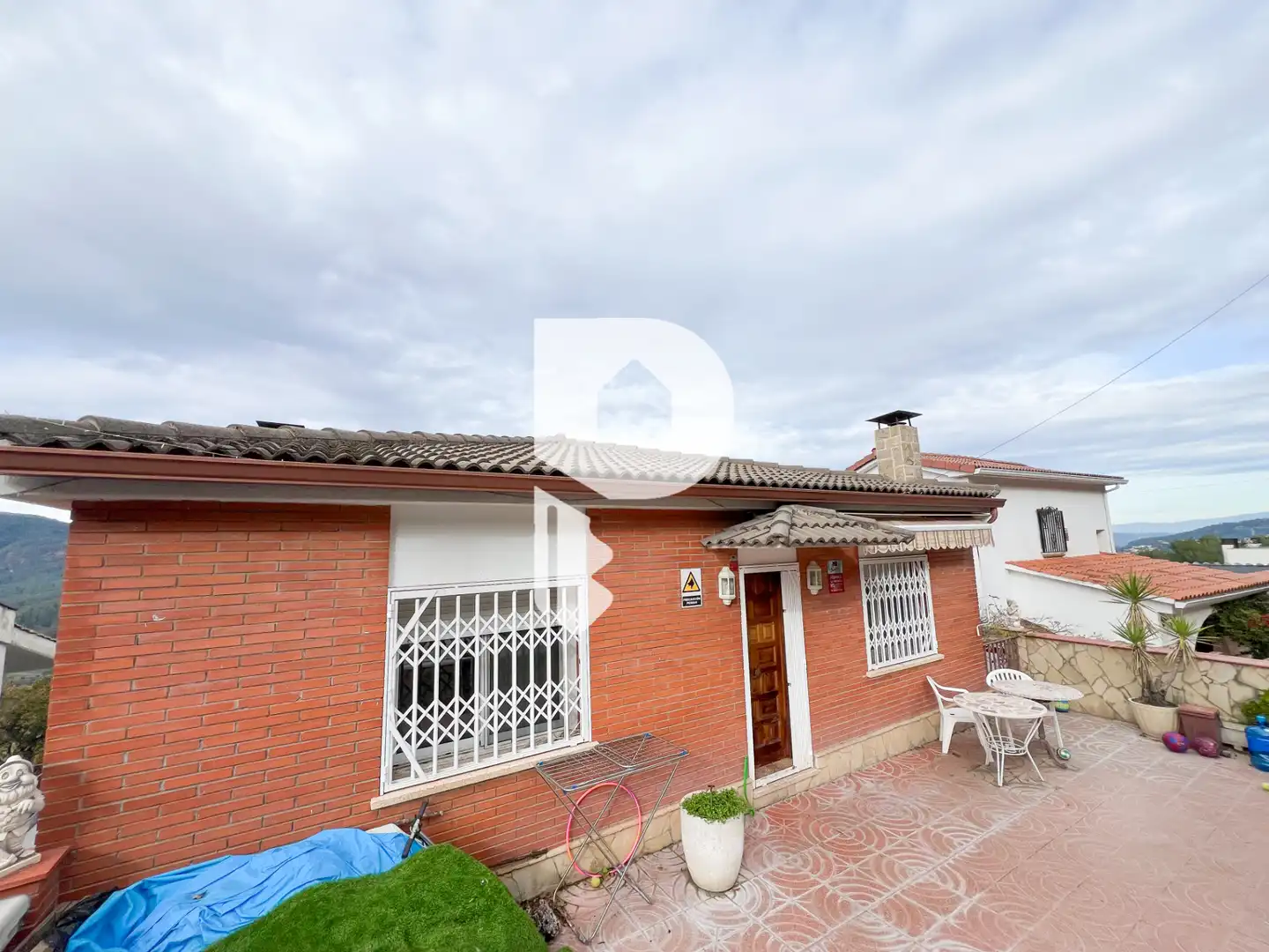 Vista exterior de Casa o xalet en venda en Torrelles de Llobregat amb Aire condicionat, Calefacció i Jardí privat