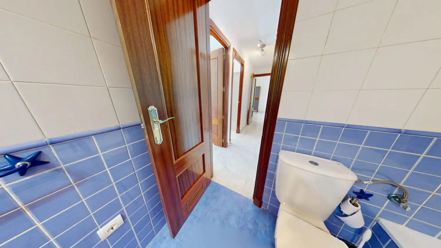 Bathroom of Flat for sale in Sevilla  with Air Conditioner and Storage room