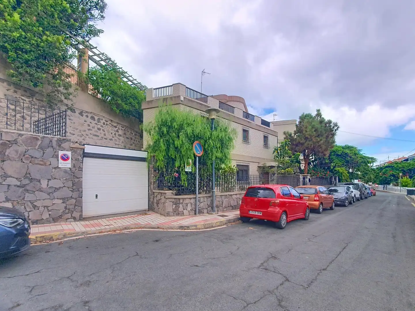 Vista exterior de Casa o xalet en venda en Las Palmas de Gran Canaria amb Aire condicionat, Jardí privat i Balcó