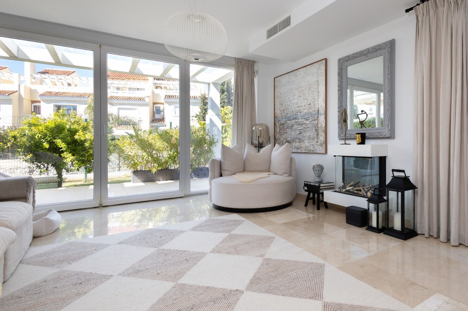 Sala d'estar de Casa adosada en venda en Mijas amb Aire condicionat, Jardí privat i Terrassa