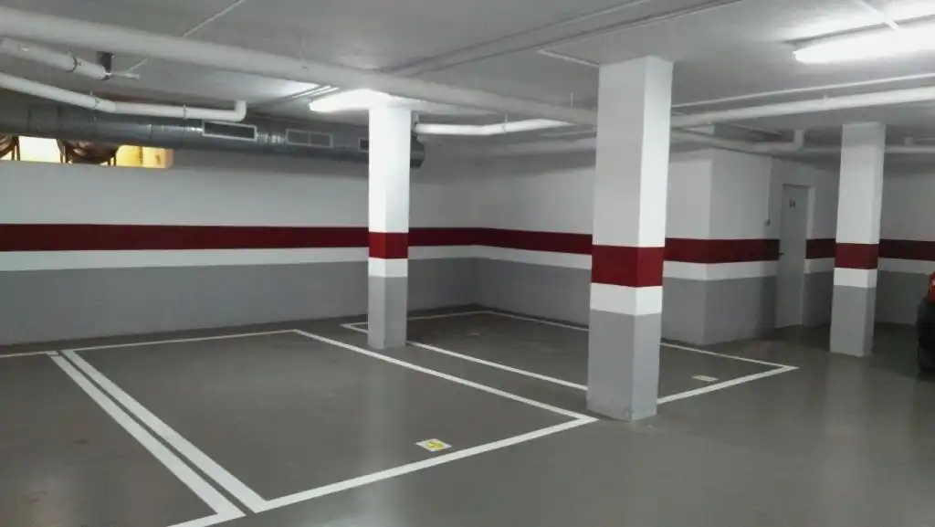 Parkplatz von Wohnungen zum Verkauf in Casares mit Klimaanlage, Heizung und Privatgarten