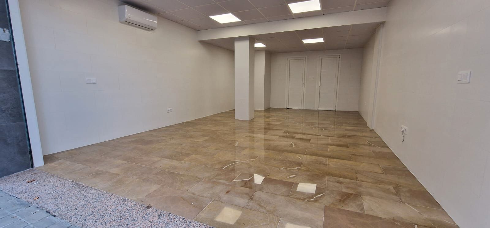 Premises to rent in  Granada Capital  with Air Conditioner