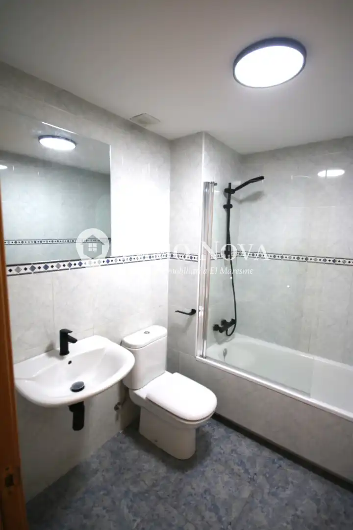 Baño de Ático en venta en Mataró con Calefacción, Parquet y Terraza