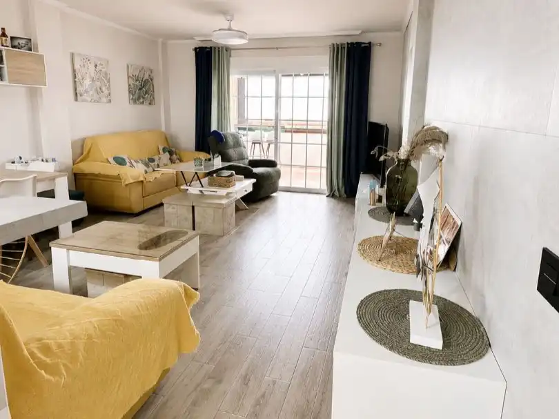 Sala de estar de Casa adosada en venta en Almuñécar con Aire acondicionado, Terraza y Balcón