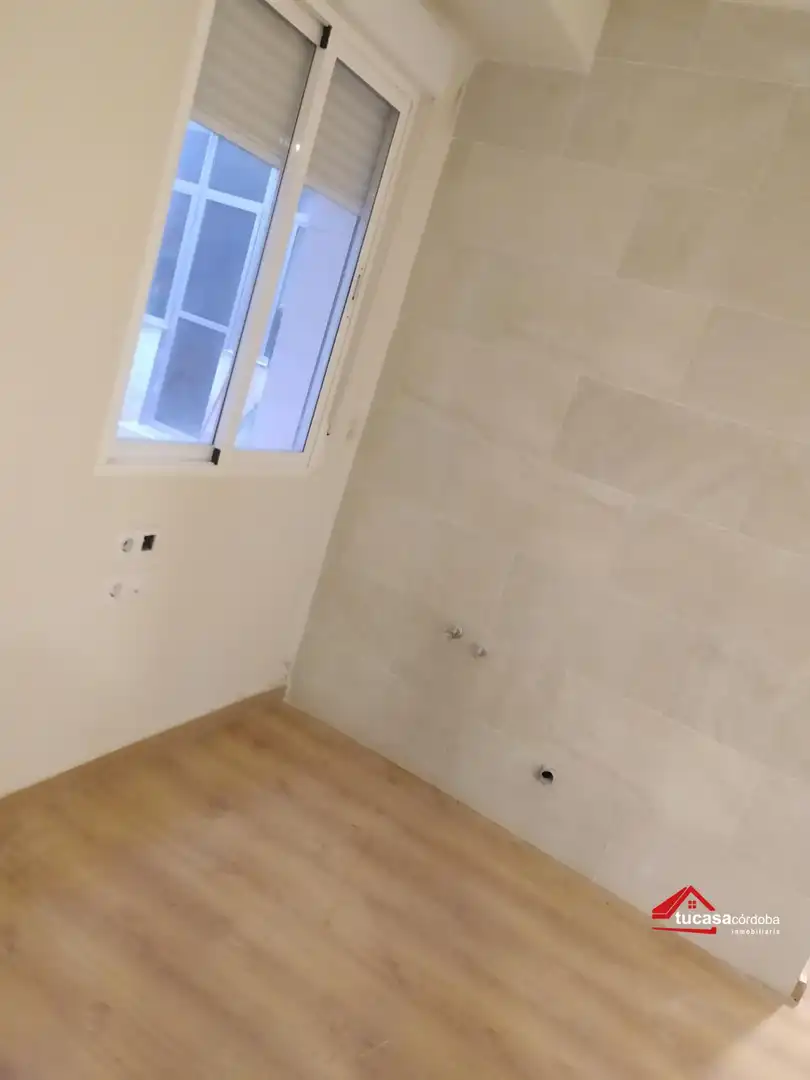Bathroom of Flat for sale in Córdoba  with Air Conditioner and Parquet flooring
