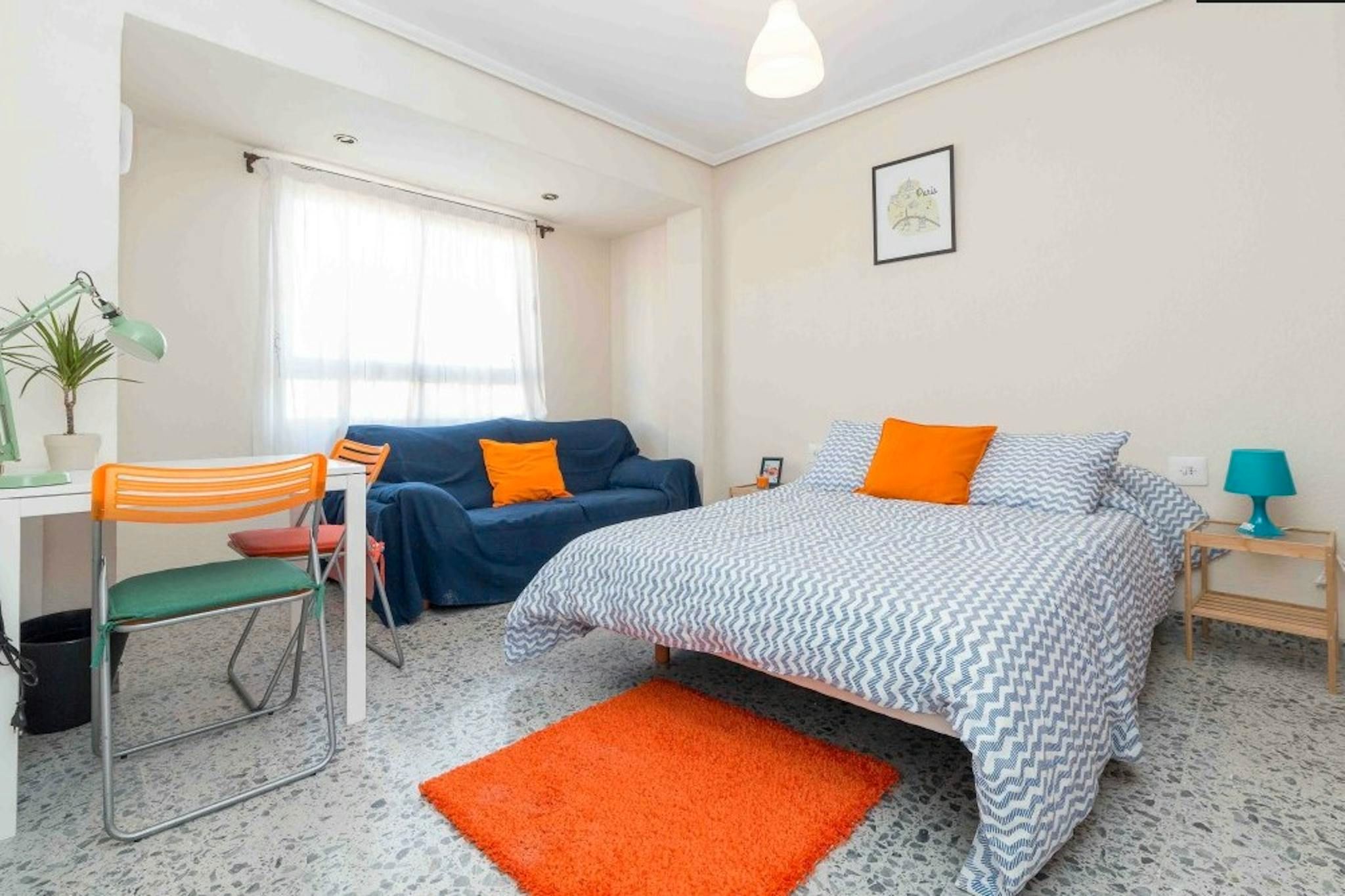 Bedroom of Flat to share in  Valencia Capital  with Washing machine, Balcony and Internet
