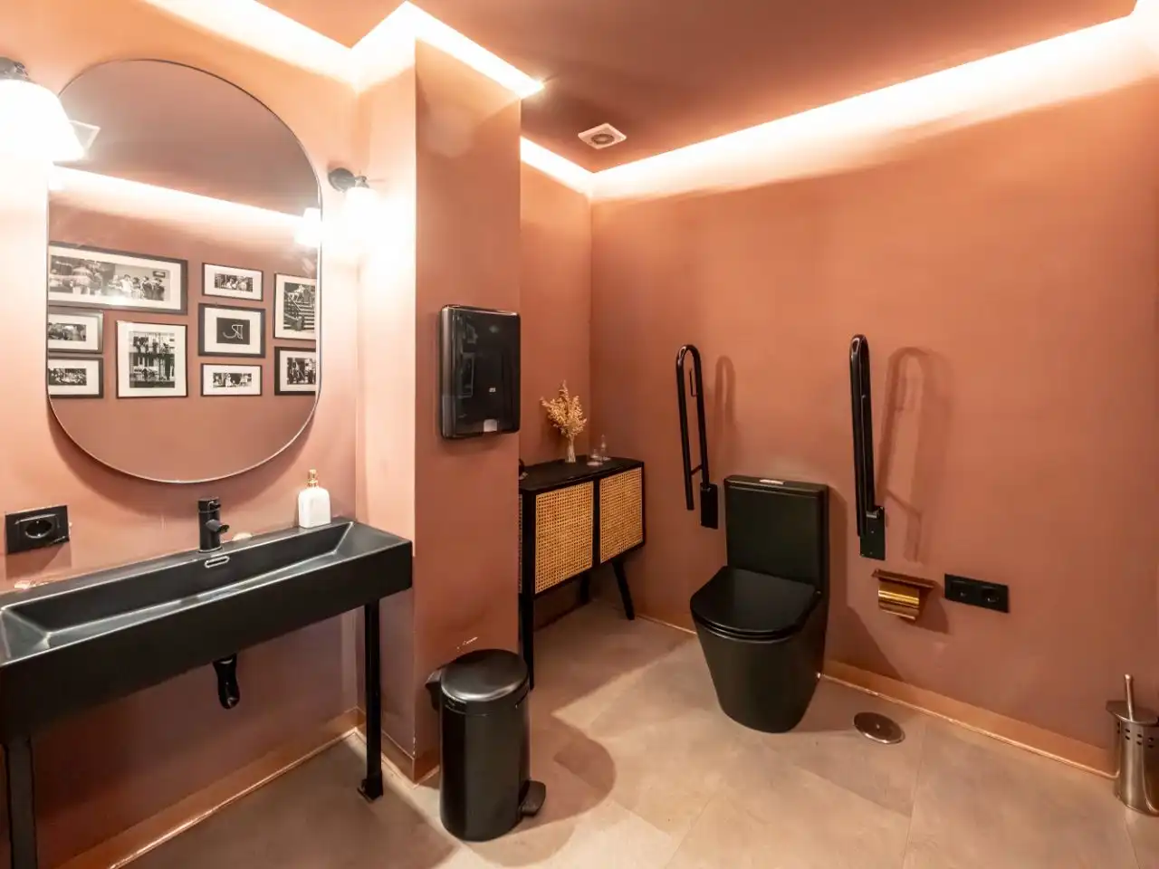 Baño de Local en traspaso en Madrid con Aire acondicionado, Calefacción y Terraza