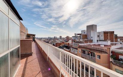 Exterior view of Attic for sale in L'Hospitalet de Llobregat  with Air Conditioner, Terrace and Furnished