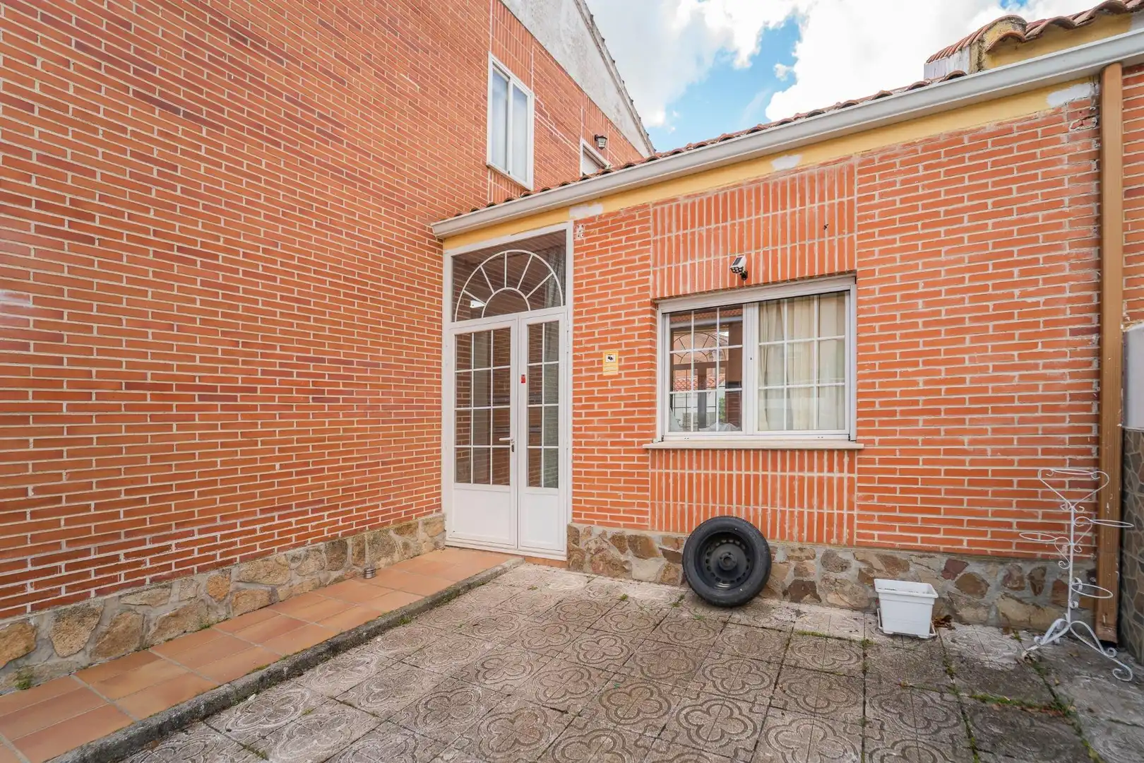 Vista exterior de Casa adosada en venta en Cedillo del Condado con Calefacción, Jardín privado y Terraza