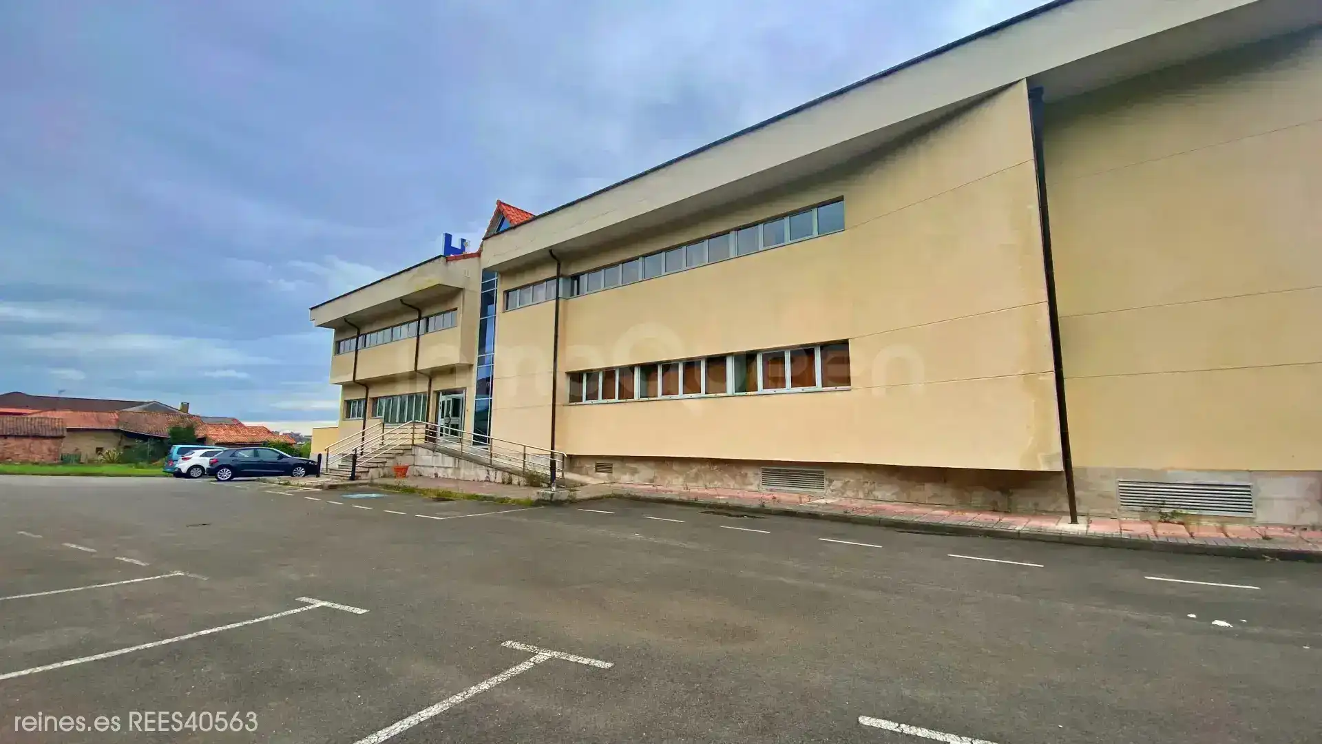 Außenansicht von Gebäude zur Miete in Oviedo 