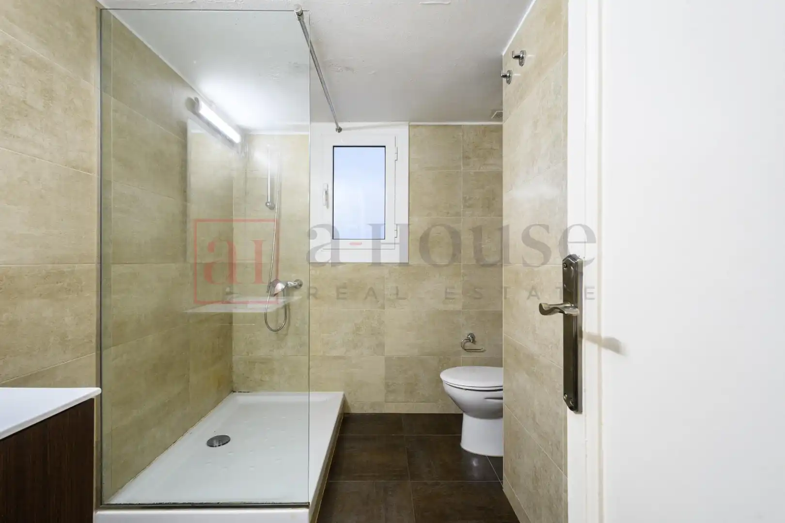 Badezimmer von Wohnung zum Verkauf in Barcelona mit Klimaanlage und Heizung